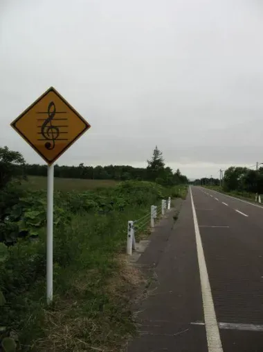 Les melody roads sont généralement signalées par des panneaux.