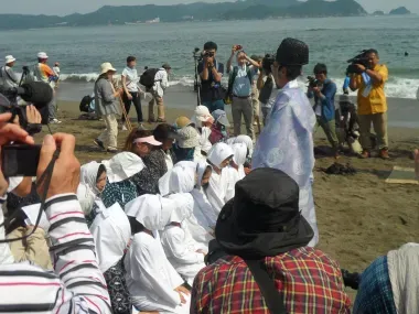 Shinto priest blesses ama before diving