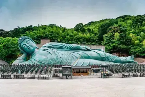 Le temple Nanzo-in, à 25 minutes en train de Fukuoka, attire de nombreux pélerins pour son bouddha allongé.