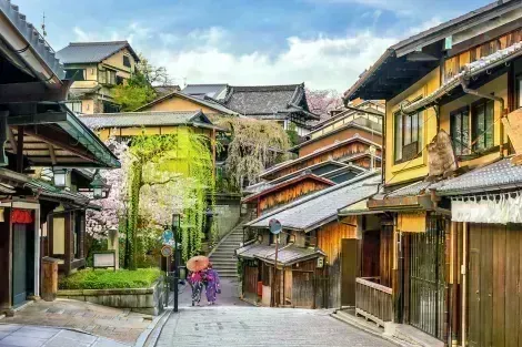 Old streets in Gion, traditional Kyoto district : a must-see when visiting Kyoto