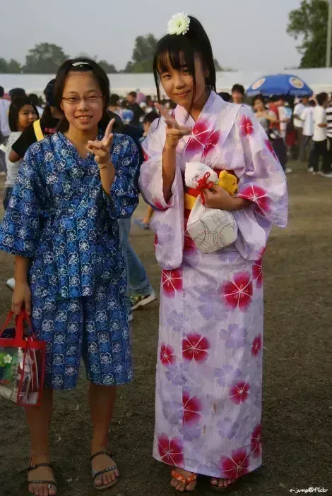 Enfants portant un jinbei et un yukata