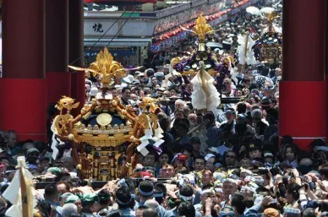 Sanja Matsuri is the opportunity to scroll parade sacred shrines (mikoshi), in honor of the three founders of the temple.