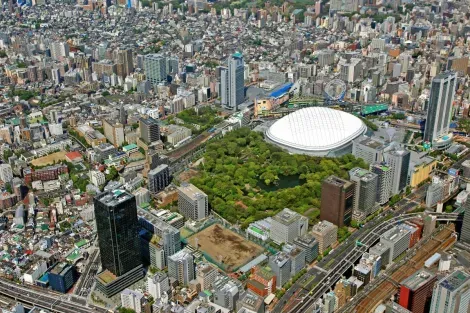 Vicino al Tokyo Dome, ci sono anche un enorme centro commerciale e un onsen futuristico.