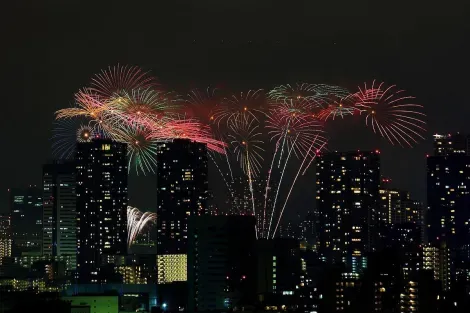 With the Sumida Matsuri, rockets Bay compete for the title of most impressive fireworks Tokyo fire.