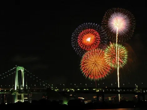 For the fireworks Tokyo Bay fire, more than 10,000 rockets are launched near the Rainbow Bridge at Odaiba.