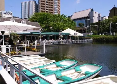 The Canal Cafe near Idabashi (Tokyo), a place to enjoy a drink or rent a boat.