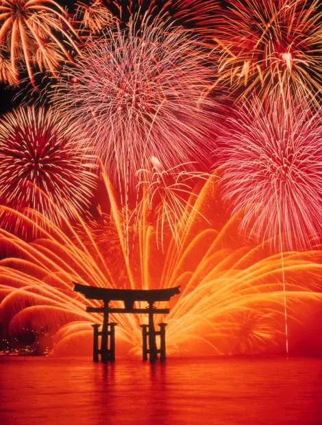 Fuochi d'artificio davanti al celebre torii di Miyajima.