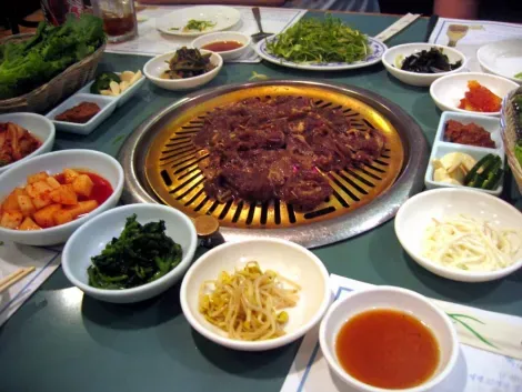 Korean barbecue, kimbap, bulgogi or bibimbap, all the wonders that offers Korean cuisine can be found in Shin-Okubo (Tokyo).
