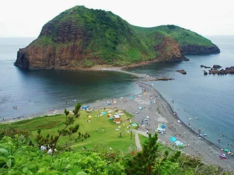 Vue sur Futatsugame, île de Sado. 
