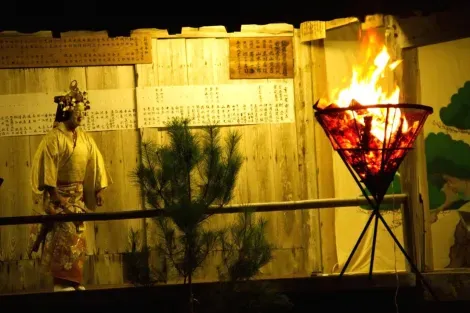 A representation of Takigi Noh, by the light of a torch, in a magical atmosphere.