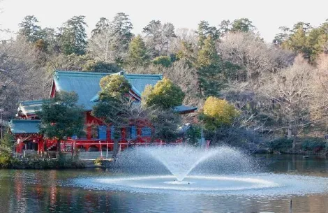 In addition to ducks and paddle boats, garden Inokashira houses a small temple dedicated to the goddess of love Benzaiten.