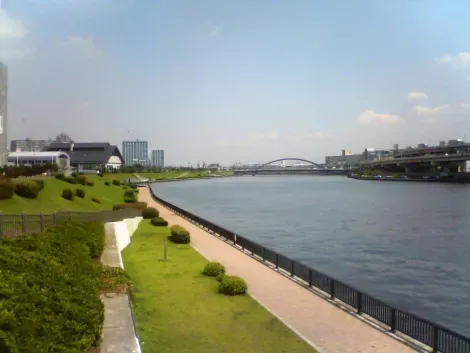 The walk along the banks of the Sumida River (Tokyo).