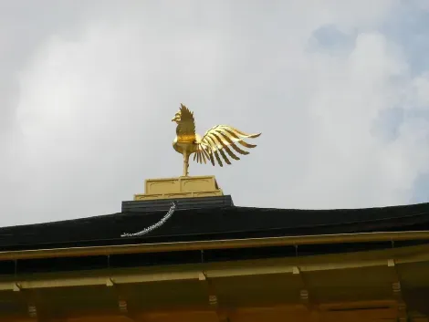 Le phénix surmontant le pavillon d'or de Kyoto.