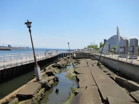 Part of the old waterfront has been preserved to remind the strong 1995 earthquake in Kobe.