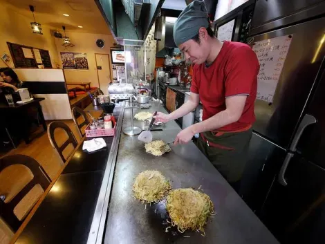 Un restaurant d'okonomiyaki