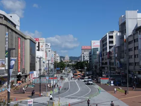 L'avenue Otemae-dôri relie la gare de Himeji à son célèbre château.