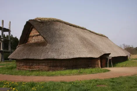 Casa tradicional Jômon en el yacimiento arqueológico de Sannai Murayama