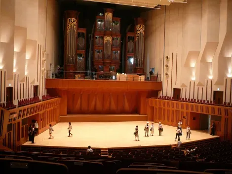 Le hall central du Tokyo Geijutsu Gekijo (Tokyo Metropolitain Theatre)
