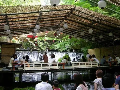Un des restaurants flottants à nagashi-sômen de Kibune.