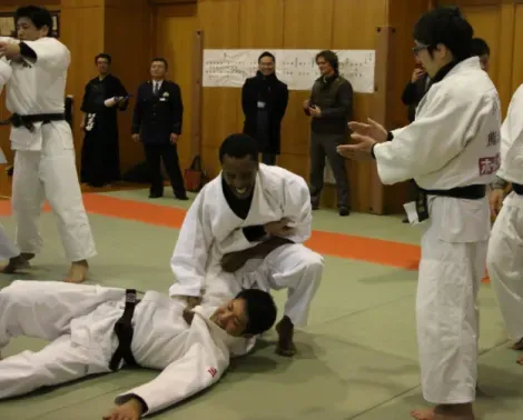Entraînement de judo entre les policiers de Matsue et des étudiants étrangers, en février 2017