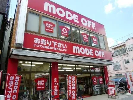 Mode Off est un magasin de vêtements d'occasion sur le modèle de Book Off