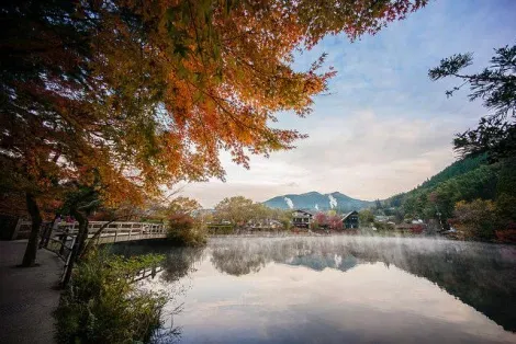 Autumn on Kinrinko Lake of the spa town of Yufuin 