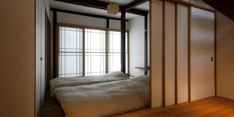 The separation between rooms, due to the fusuma, sliding doors in wood on the right. 