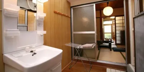 Salle de bain et séjour de notre maison "Anrakuji" à Kyoto