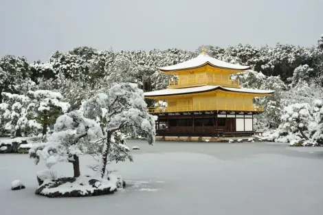 Le temple Rokuon-ji (Kinkaku-ji) sous la neige