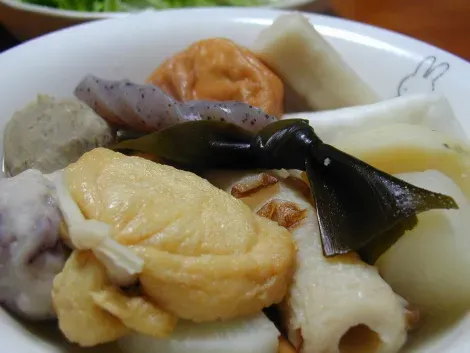 Le konnyaku est l'un des ingrédients de l'oden, un plat d'hiver populaire