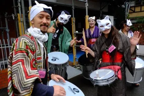 Les musiciens de rue revêtent aussi leurs plus beaux costumes lors du Bakeneko Matsuri 