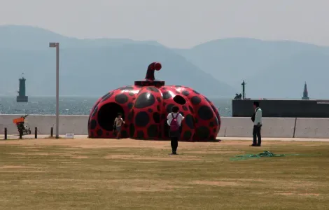 La gigantesque citrouille rouge de Yayoi Kusama