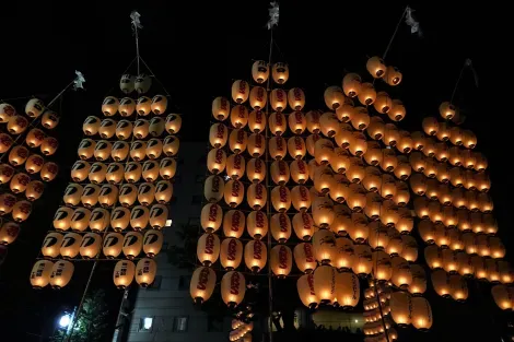 Les lanternes brillent dans la nuit d'Akita
