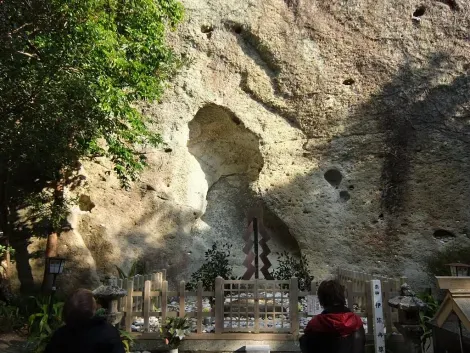 Hendidura donde descansa la diosa Izanami en el santuario Hananoiwaya, Kumano