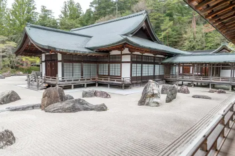 El jardín de seco Banryū-tei en el templo Kongōbu-ji en Kōyasan, Wakayama