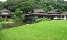 Vista del estanque y las casas de Jardín Sankeien.