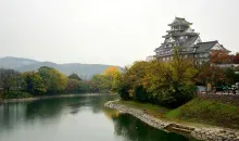 El castillo de Okayama en la orilla del río Asahi