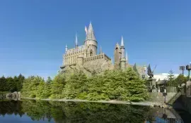 Castillo de Hogwarts en la sección de Harry Potter de Universal Studios Entertainment Park en Osaka, Japón