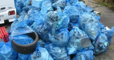 Ces poubelles bleues contiennent des déchets combustibles, "moeru gomi"