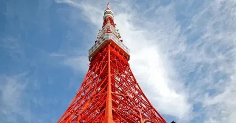 Avec son rouge éclatant et son allure de tour Eiffel, la tour de Tokyo est l'un des symboles de la capitale nippone