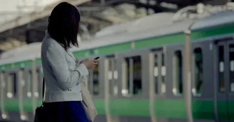Japonaise sur le quai du métro à Tokyo