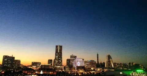 Yokohama : Vue nocturne de Minato Mirai depuis Osanbashi.