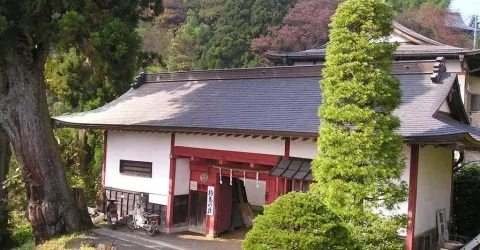 Au Mont Mitake, M.Baba accueille les visiteurs dans son shukubo