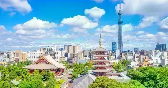 Tempio Senso-ji con il Tokyo Sky Tree alle spalle, una tappa obbligata nei tuoi primi giorni per visitare Tokyo