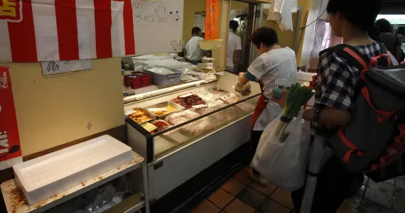 Goûtez aux poissons fraichement péchés au marché de Shimizu